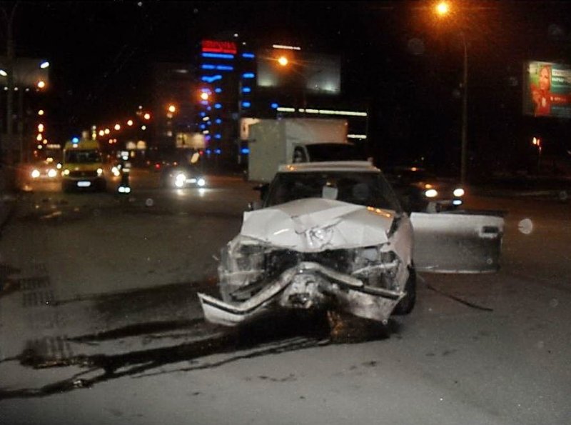 Сбежавшего из разбитой иномарки водителя ищут в Новосибирске